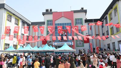 Dulkadiroğlu İlkokulunda düzenlenen 23 Nisan kutlama programına katılan Başkan Görgel,