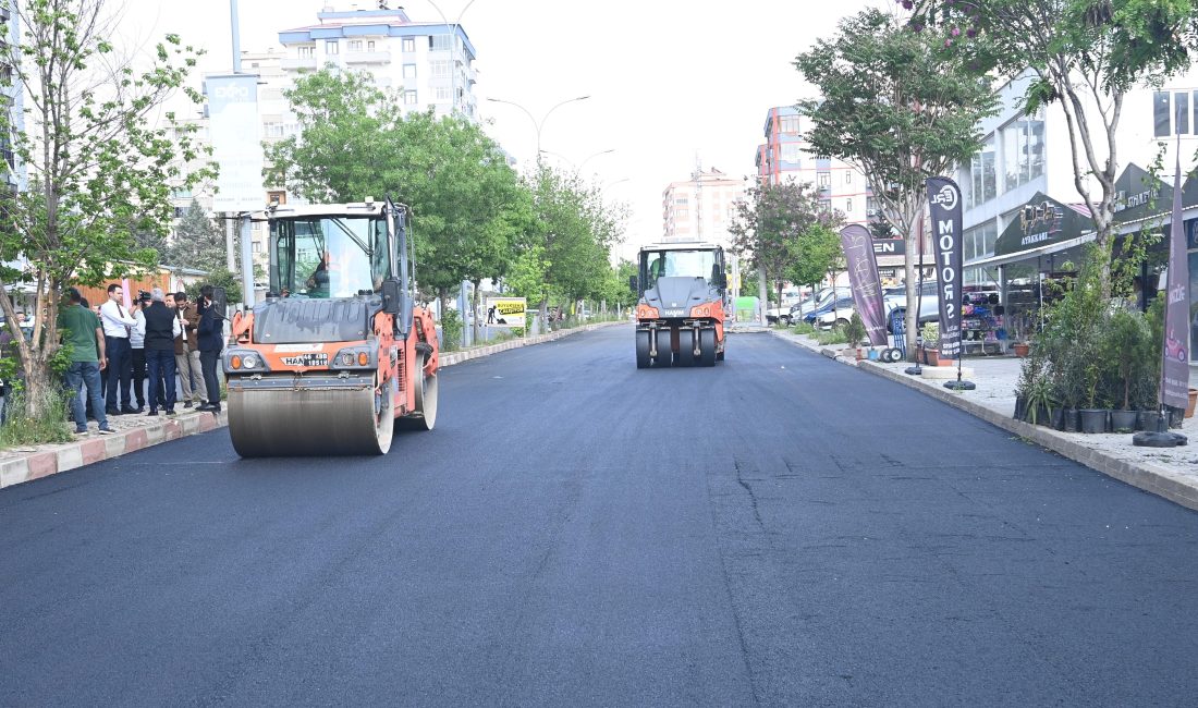 Onikişubat’ta bulunan Başkonuş Caddesi ve bağlantı yolunda devam eden asfalt