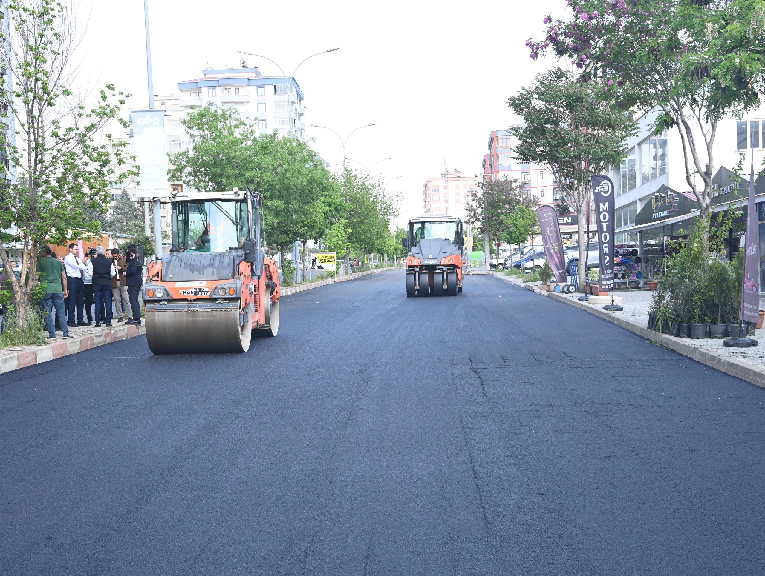 Onikişubat’ta bulunan Başkonuş Caddesi ve bağlantı yolunda devam eden asfalt