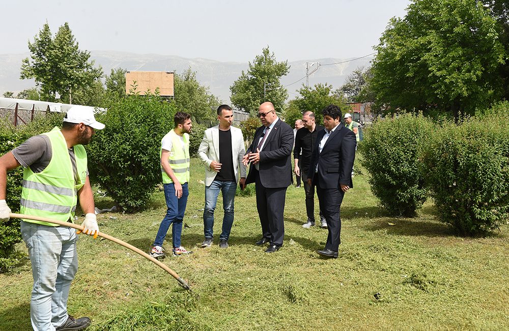Dulkadiroğlu Belediye Başkanı Mehmet Akpınar, ilçesinde devam eden çalışmaları yerinde