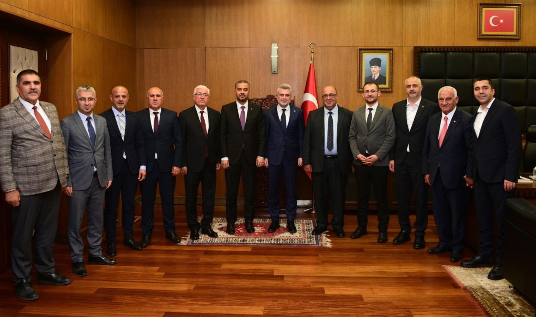 Gazeteci – Yazar Ahmet Hakan, Hürriyet Gazetesi’nde kaleme aldığı köşe