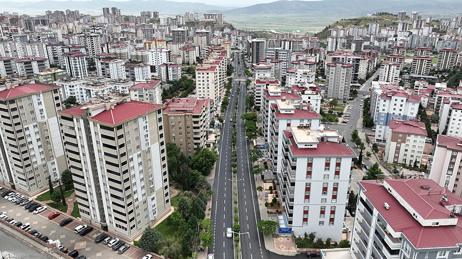 Büyükşehir Belediyesi, Onikişubat’ta Barbaros Caddesi ve bağlantı yollarında gerçekleştirdiği asfalt