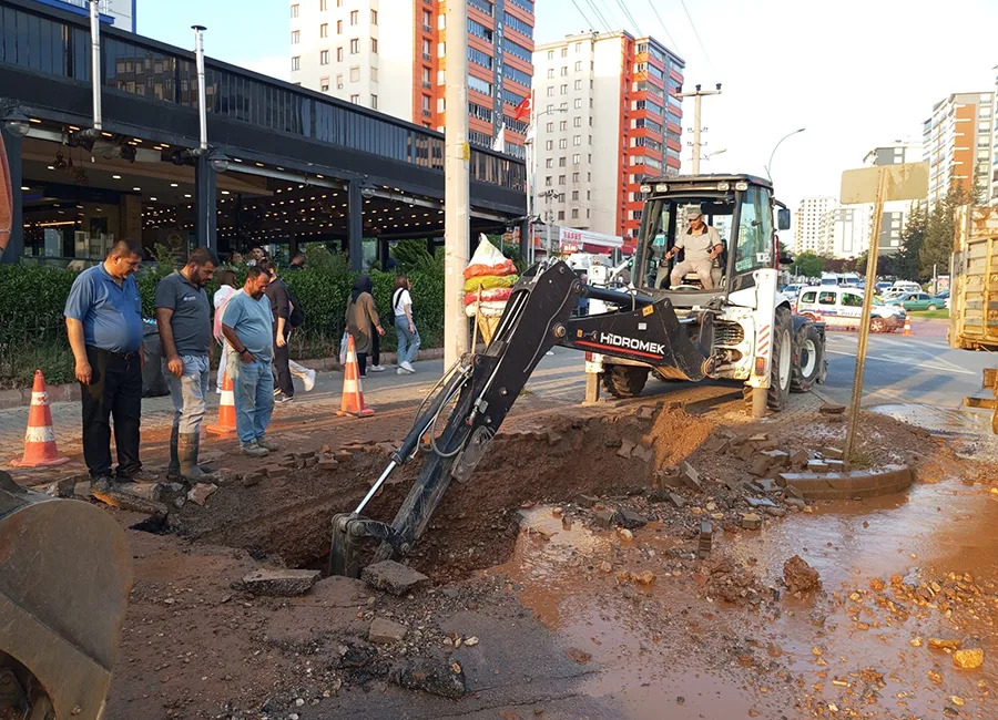Onikişubat Karasu Bulvarı’nda ana hatta meydana gelen su patlağına KASKİ