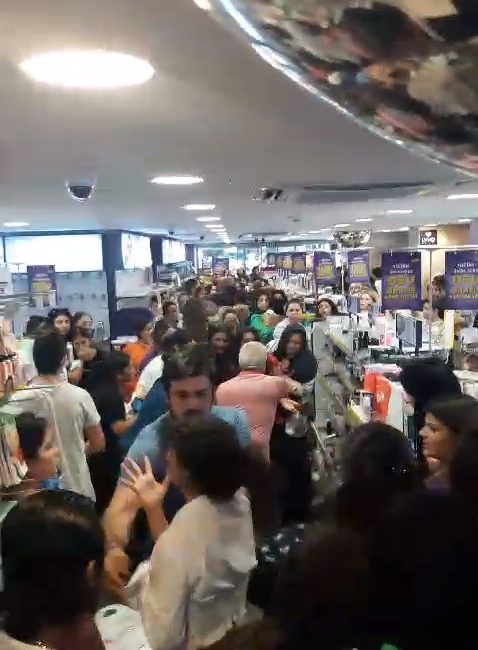 Adana’da Bir Kozmetik Mağazasında İndirim Nedeniyle Olay Çıktı Adana’da bulunan