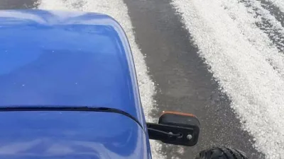 Eleşkirt ilçesinde öğle saatlerinde meydana gelen dolu yağışı, ilçe merkezi