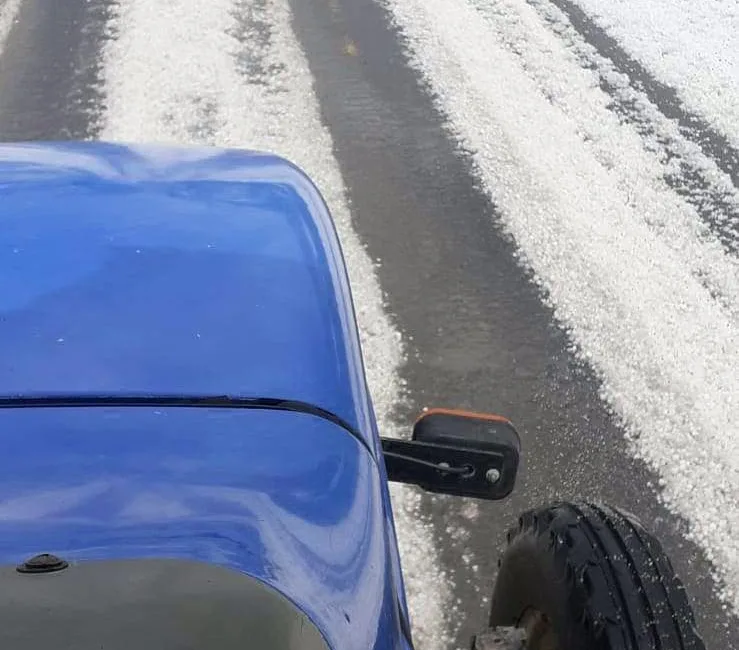 Eleşkirt ilçesinde öğle saatlerinde meydana gelen dolu yağışı, ilçe merkezi