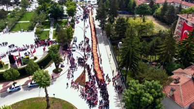 HTML kodları arasında metin bulunmaktadır. Bu metin, bir web sayfasında