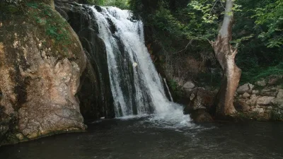 Andırın’ın Alanlı Mahallesinde bulunan Değirmendere Şelalesi, Muhteşem görüntüsü ve manzarasıyla