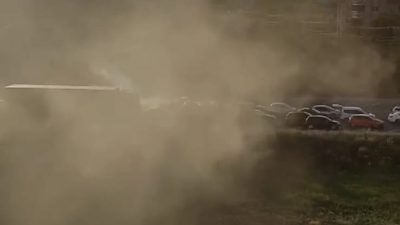 Aksaray’da bir düğün konvoyunda bulunan bazı kişiler, araçtan lastik yakarak