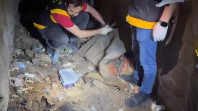 Adana’da polis ekipleri, Bilal G.’nin evinde gizlenmiş ruhsatsız tabanca ve