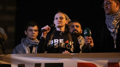 İstanbul’un Fatih ilçesinde, İHH İnsani Yardım Vakfı tarafından düzenlenen yürüyüşle,