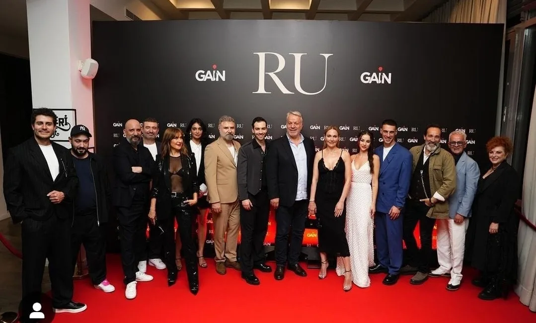 GAİN’in merakla beklenen yeni dizisi ‘RU’, galasını gerçekleştirdi. Meryem Uzerli’nin