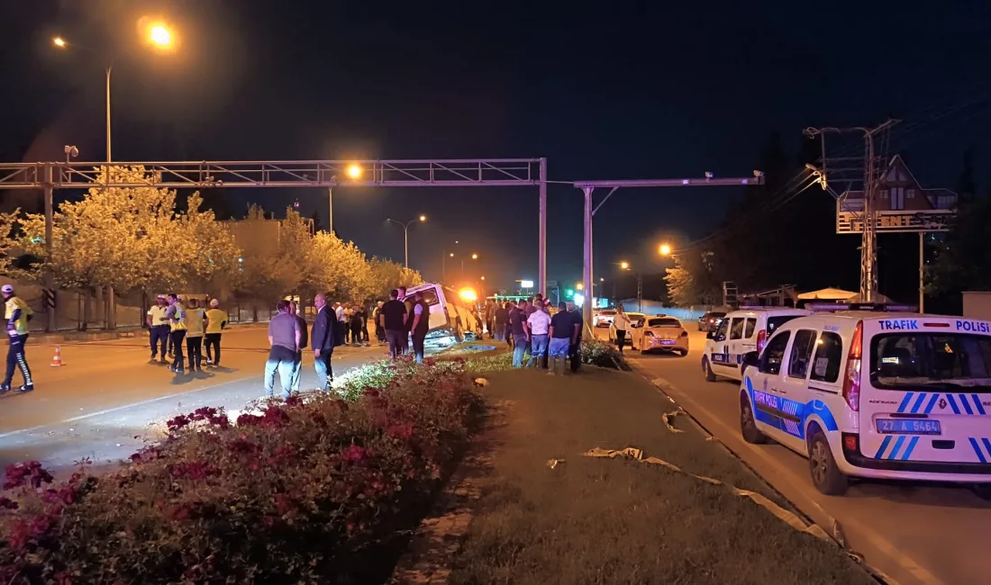 Ahmet ATMACA/ GAZİANTEP, – GAZİANTEP’te, kontrolden çıkarak refüje çarpıp takla atan minibüsten fırlayan