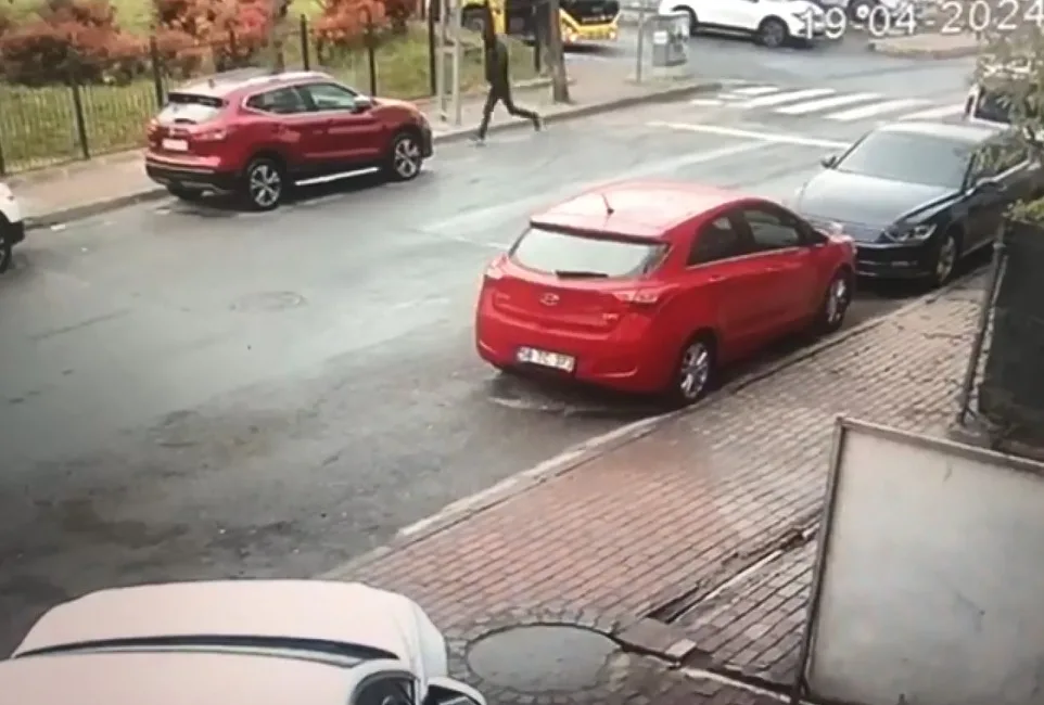 Ali AKSOYER/İSTANBUL, KÜÇÜKÇEKMECE’de 19 Nisan’da otobüse binmek üzere olan Mehmet