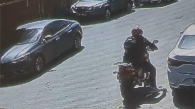 Sultangazi ilçesinde park halindeki bir otomobile silahlı saldırı düzenlendi. Mototsiklet