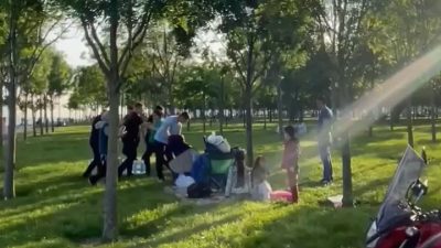 Zeytinburnu sahilinde seyyar satıcılık yapan bir kişi, tezgahını toplamak isteyen