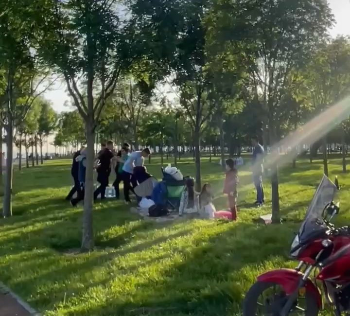 Zeytinburnu sahilinde seyyar satıcılık yapan bir kişi, tezgahını toplamak isteyen