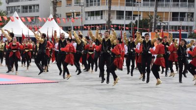 İzmir’de 19 Mayıs Atatürk’ü Anma, Gençlik ve Spor Bayramı coşkulu