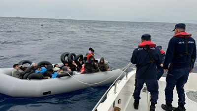 İzmir’in Karaburun, Urla ve Seferihisar ilçeleri açıklarında lastik botlarda bulunan