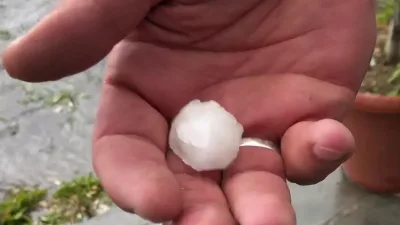 Kars’ta meydana gelen yoğun dolu yağışı, kenti beyaza bürüdü. Şehirde