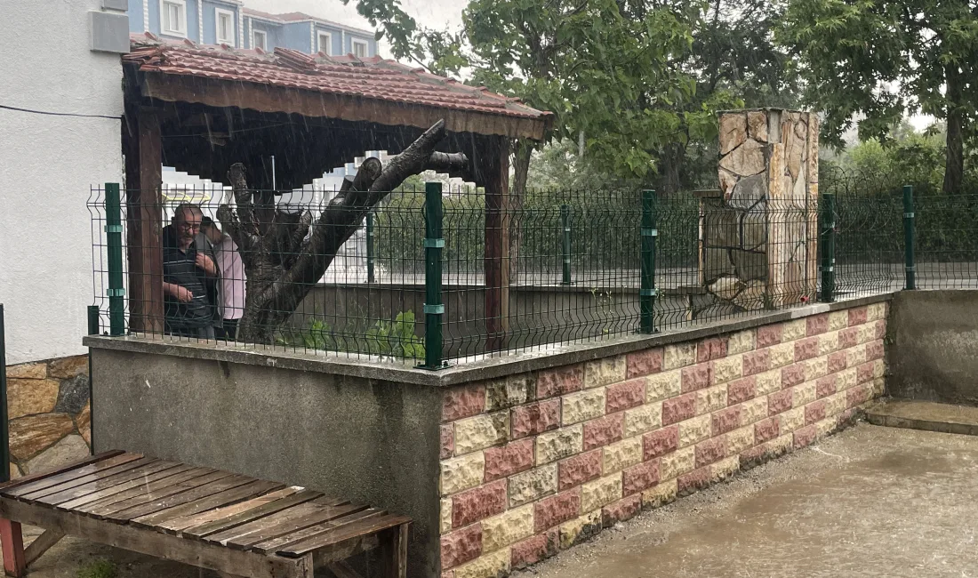 Edirne’nin Keşan ilçesinde sabah saatlerinde etkili olan dolu ve sağanak