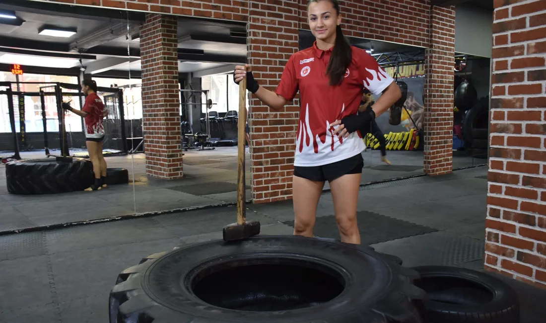 İzmir’de yaşayan 18 yaşındaki milli sporcu Elif Ceren Şanlı, İstanbul’da