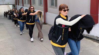 Adana merkezli 4 ilde, sosyal medya üzerinden tanıştıkları kişilere müstehcen