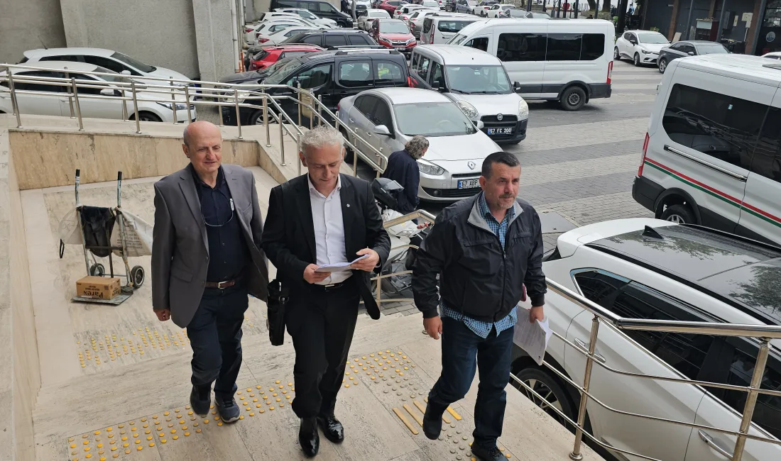 Zonguldak’ta, mağara kaşifi Engin Zaman, ormanda 1183 yaşındaki porsuk ağacının