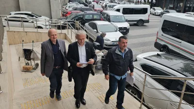 Zonguldak’ta, mağara kaşifi Engin Zaman, ormanda 1183 yaşındaki porsuk ağacının