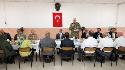 Vali Mükerrem Ünlüer, Aksu Kışlası'nda Garnizon Komutanlığı tarafından düzenlenen yemekte