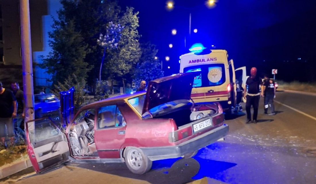 Kahramanmaraş’ta sürücü kontrolünü kaybettiği otomobiliyle aydınlatma direğine çarpması sonucu yaralandı.
