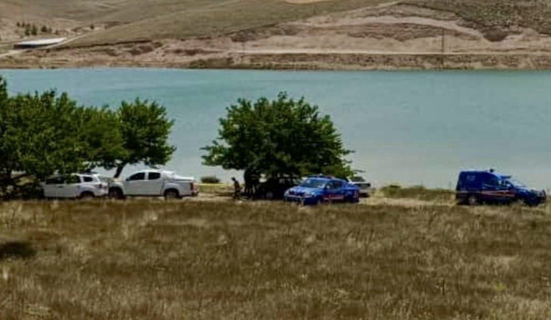 Kahramanmaraş’ın Elbistan ilçesinde sulama göletine düşen otomobilde 2 kişinin olduğu