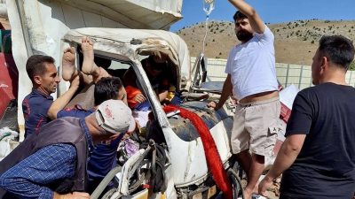 Kahramanmaraş’ın Göksun ilçesinde yaşanan kazada paramparça olan kamyonetten sürücü yaralı