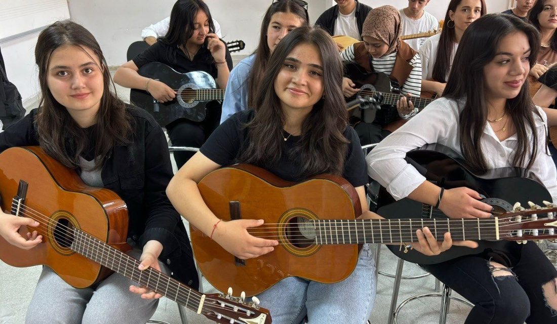 İstanbul'daki hayırsever vatandaşların destekleriyle Kahramanmaraş'ın Göksun ilçesinde bulunan Anadolu Lisesi