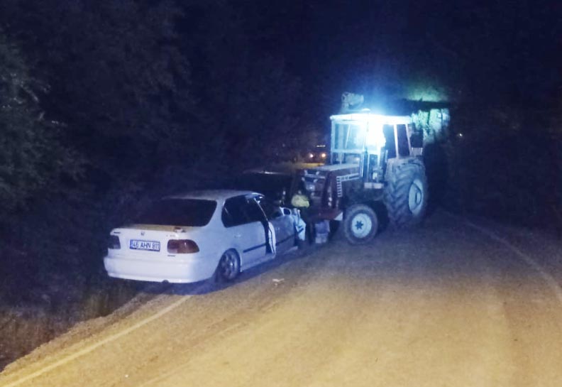 Andırın İlçesinde Otomobil ile Traktörün çarpışması sonucu 2 kişi yaralandı.