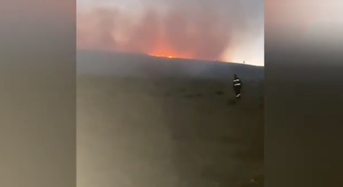 Kahramanmaraş'ın Afşin ilçesinin Altunelma Mahallesi'nde çıkan anız yangını, Kahramanmaraş Büyükşehir
