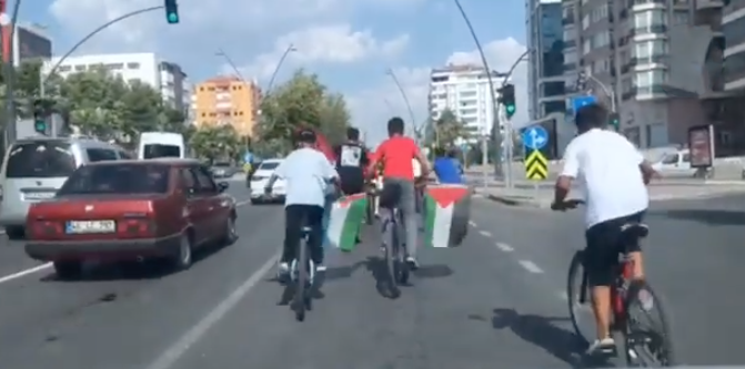 Kahramanmaraş'ta, gençler işgalci siyonist çetenin Gazze'de gerçekleştirdiği soykırımı protesto etmek