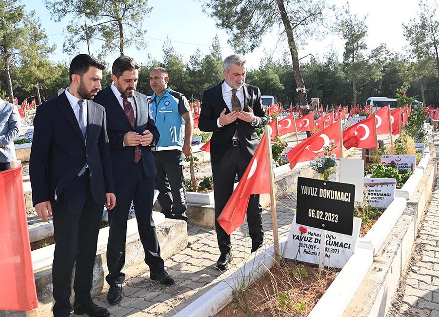 Şehir protokolüyle birlikte Şeyh Adil Şehitliği ve Kapıçam Deprem Şehitliği’ni