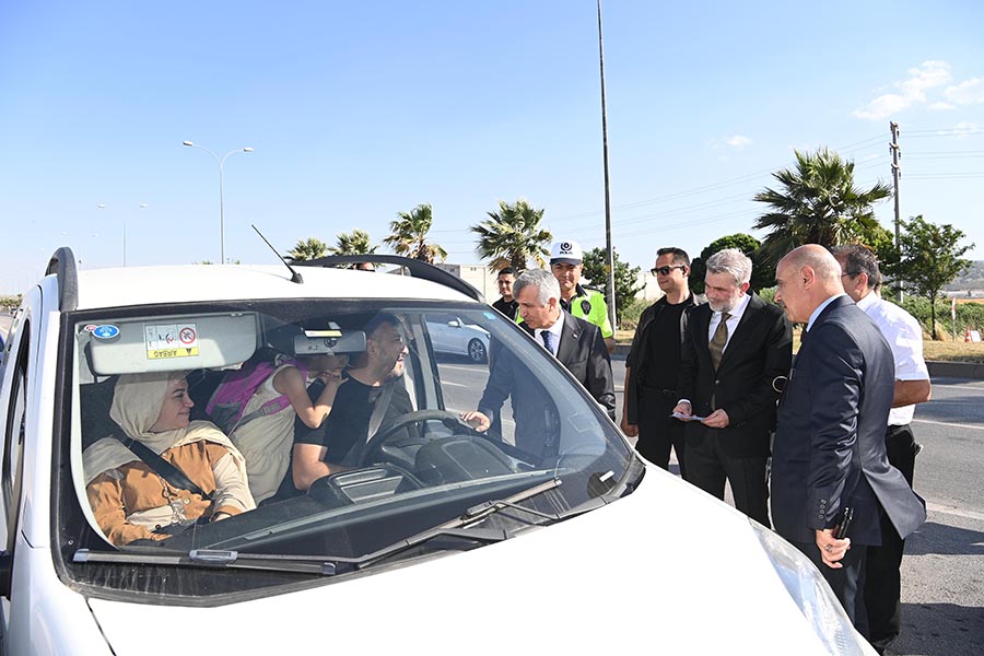 Kurban Bayramı’nın ilk günü trafik denetim noktalarını ziyaret eden Başkan