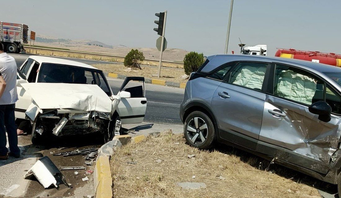 Kahramanmaraş’ın Pazarcık ilçesinde iki otomobilin çarpışması sonucu yaşanan trafik kazasında
