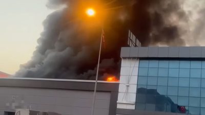 Adana’da bir mobilya imalathanesinde meydana gelen yangın, itfaiye ekipleri tarafından