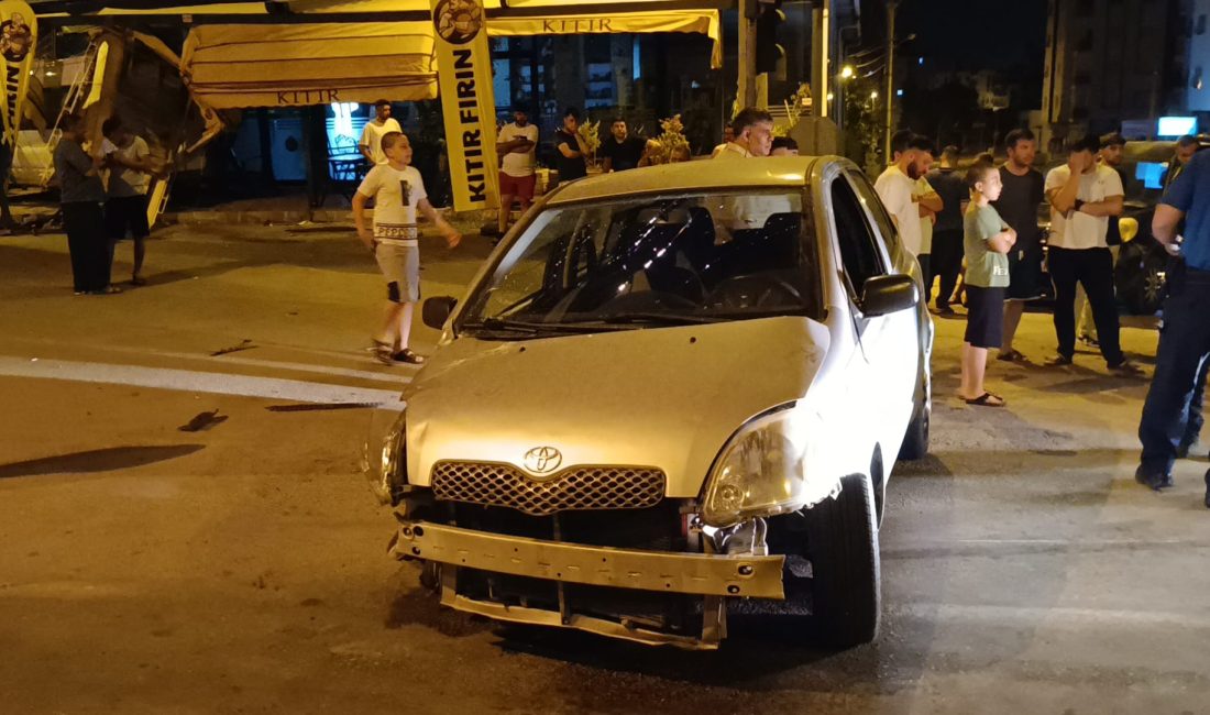 Kozan ilçesinde meydana gelen trafik kazasında otomobil ile minibüsün çarpışması