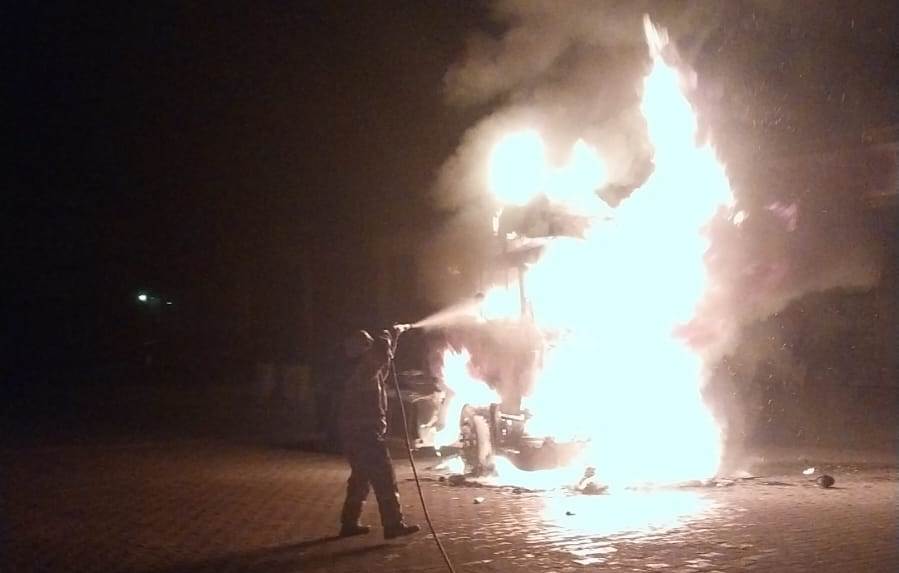 Besni ilçesinde bulunan Küçük Sanayi Sitesi’nde, gece saatlerinde plakası ve