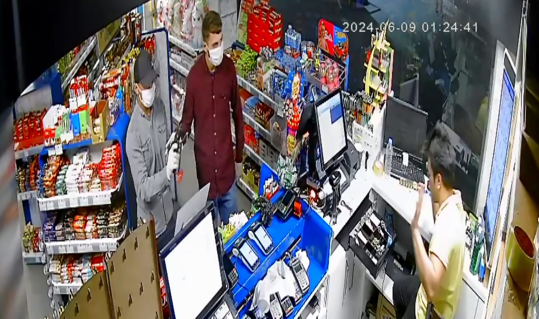 Adana’da akaryakıt istasyonu marketine soygun düzenleyen E.İ. (17) ve suç