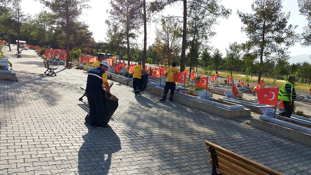 Kahramanmaraş Büyükşehir Belediyesi, Kurban Bayramı öncesinde şehitlik ve mezarlıklarda kapsamlı