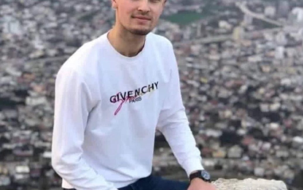 Genç bir şahıs, dedikodu nedeniyle çıkan kavgada kuzenini bıçaklayarak öldürdü.