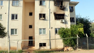 Adana’nın Sarıçam ilçesinde bir apartmanın 2. katındaki dairede çıkan yangında,