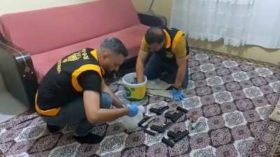 Adana’da polisin düzenlediği operasyonda Selahattin K.’nin evinde yapılan aramada çekyatın