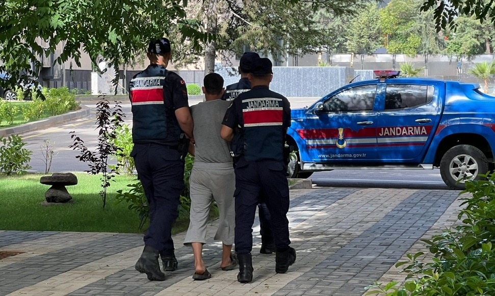 Gaziantep’te jandarma ekipleri tarafından gerçekleştirilen operasyonda yakalanan DEAŞ’lı terörist tutuklandı.