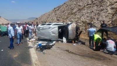 Nurdağı ilçesinde beton bariyerlere çarparak devrilen bir hafif ticari araçta